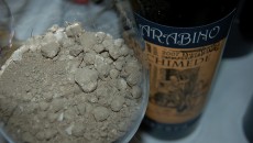 Archimede Eloro Riserva Nero d’Avola “Vecchie Vigne” DOC 2007 L’abbandono della barrique segna un punto di svolta importante con un vino libero di esprimersi al suo meglio. L’alberello “impupato” può così sbizzarrirsi e mostrarsi il terroir in una sfolgorante...