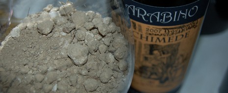 L’abbandono della barrique segna un punto di svolta importante con un vino libero di esprimersi al suo meglio. L’alberello “impupato” può così sbizzarrirsi e mostrarsi il terroir in una sfolgorante...