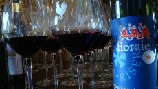 Austero e finemente elegante, non ti aggredisce mai con il suo bel floreale secco e frutta sotto spirito, elegante e fine di tabacco, ribes nero,  liquirizia, scorza d’arancio.