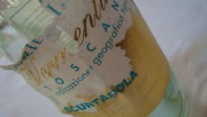 Piccolo prodigio di quella zona magica che è il Candia. Miele e zafferano, acacia, agrume scorza, pappa reale, sensazioni quasi da sauternes di 20 anni, albicocca, pesca viva.