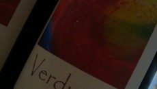 Naso interessante e molto frutto con poche concessioni al classico merlot pieno e denso. Sa di ciliegia cotta nella vaniglia, poi radice di liquirizia, sandalo e altre note balsamiche nobili.