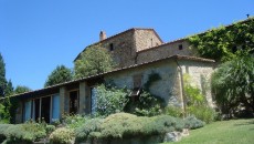 Vicarello, la rinascita di un Castello grazie (anche) ad un bio vigneto Ci sono tanti posti remoti e inaccessibili in Toscana e questo una ventina di anni fa doveva esserlo in maniera sublime, al limite dell’incoscienza lo sperare di vederci un futuro...