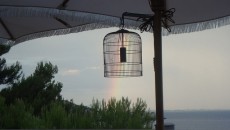 Arrivare quaggiù e trovare addirittura l’arcobaleno stagliato sopra l’isolotto pare quasi troppo bello, specie se hai in animo di festeggiare il tuo compleanno con una cena particolare. Orario d’arrivo ideale...