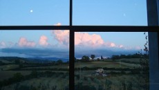 Montecucco vs Sudafrica a PieveVecchia: come è andata (a tavola) Tramonto splendido sui filari di alicante e sui campi di grano di rimpetto alla Pieve, con un precantina apparecchiato in maniera semplìice ma di gusto, un aperitivo con il Cap...