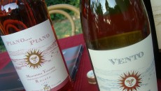 Come far percepire la qualità del vino ai giovani, secondo Castello di Bossi e Terre di Talamo Appena premiati come miglior Morellino di Scansano ma già famosi produttori di Chianti Classico nella Berardenga, ecco che i vini della famiglia Bacci si pongono in maniera diretta e semplice...