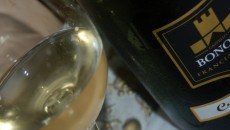 Già dal colore se ne evince forza e convinzione, pari a quella del Monte Orfano che si erge solo soletto in mezzo alla Franciacorta (le uve vengono di lì),  naso...