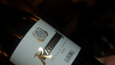 Riccionero Lanciola Toscana IGT Pinot Nero 2006 Naso ricco e suadente, dolce e fruttato molto maturo di ciliegia more di rovo e ribes rosso, bel sottofondo di cuoio e liquirizia e qualche accenno di evoluzione nel tabacco...