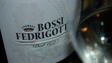 Tappo a vite e grande dinamismo fin dalla bottiglia. per questa azienda trentina in orbita Masi.  Colore scarico leggero così come il naso tipico senza essere eccessivo. Lychees e rosa...