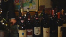 Life of Wine: la storia del nostro vino alla nostra tavola Grande emozione, grande spirito di gruppo e lo spettacolo bello (qui le foto) dei produttori che scappavano dai banchi per correre ad assaggiare gli altri vini nelle varie sale. La...