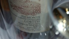 Da Langhe bianco a Piemonte DOC la sostanza non cambia per questo cortese “fuori zona” coltivato a Barbaresco. Il terroir si esprime con note minerali e agrumate cangianti molto accattivanti...