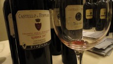 Due territori, una sola mano: Poppiano tra Colli Fiorentini e Maremma Durante la serata God Save The Wine, grande spazio sia alla Maremma che al Chianti con una sola azienda che ne riassumeva entrambi i terroir. Far sentire la stessa mano...