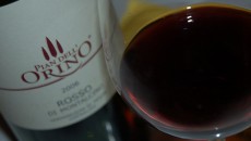 Naso coccolante e tipicissimo, come è nella filosofia di Pian dell’Orino, viola e ciclamino, fragole e ciliegie, accenni di tabacco coerenti con il colore molto granato e vero. Schietto e...