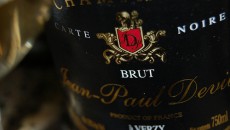 Jean Paul DeVille Carte Noire Champagne Il pinot nero sale in cattedra già dal colore e del resto qui siamo in piena montagne de Reims. NAso affilato e appuntito di roccia con note agrumate e fruttata...