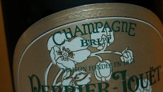 Perrier Jouet Grand Brut Champagne Da 59 diversi vini base, una cuvèe assemblata d’istinto ogni anno da Hervè Deschamps, soltato il settimo chev de cave della maison Perrier Jouet dal 1811, l’anno della cometa in...