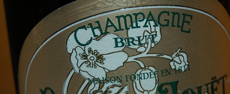 Da 59 diversi vini base, una cuvèe assemblata d’istinto ogni anno da Hervè Deschamps, soltato il settimo chev de cave della maison Perrier Jouet dal 1811, l’anno della cometa in...