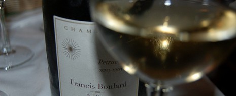 Cuvèe Petraea Francis Boulard XCVII-MMVI: manuale pratico per la Solera nello Champagne La cuvèe perpetua, il mito del metodo Soleras applicato allo Champagne. Istituita dal 1997 (come riporta in numero romano il XCVII in etichetta), un compendio di 9 annate nei vigneti ...