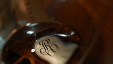 Louis Roederer Vintage Brut Rosé (Millésimé) 2005 Un riferimento tra i rosè millesimati per Louis Roederer, la grande maison con il più alto rapporto (2/3) tra vigneti di proprietà (ben 214) e quelli in affitto. Si staglia...