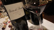 Incantevole e profondo, in un attimo sei sul serio a metà strada tra Bordeaux (ricordiamo che Rocca di Frassinello nasce come joint venture un po’ fighetta tra Panerai gruppo Class...