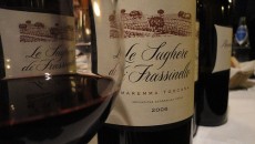 Il second vin di Rocca di Frassinello si ispira alla tradizione bordolese dei vini con uvaggio simile o identico al fratello maggiore ma con intensità e profondità diverse.