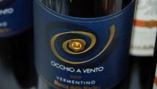 Classico vermentino di maremma, colore piuttosto acceso e dorato, al naso è prima salvia e rosmarino che note fruttate di pesca e solo poi si sentono i primi fiori bianchi...