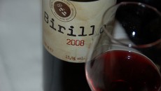 Subito accattivante bordolese al naso con mora mirtillo e ribes rosso e nero laggiù dove te li aspetteresti ovvero nel mezzo della scena a prendersi un naso peperino e molto...