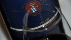 Don Tommaso Chianti Classico DOCG 2006 Principe Corsini villa Le Corti Sangiovese e Merlot da vari vigneti aziendali a San Casciano, naso molto merlotteggiante con mora, mirtillo e caramello a rubare la scena. Bocca molto più contrastata e sangiovesizzante, dotata di...