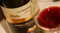 Squillante di lamponi e fragole, già sveglia e tiene attenti al naso per poi dare piacevolezza e freschezza in bocca.