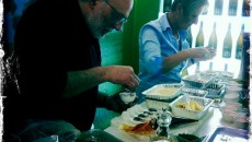 Zazzeri da Marina di Bibbona a #Vinitaly con Terra Moretti, ricci di mare fantasia e… Ogni volta che c’è lo Zazzeri un pezzo di Toscana si manifesta con lui. Scopriamo come ricrea la magia della Pineta di Marina di Bibbona con le sue creazioni al...