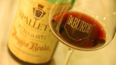 Spalletti Chianti Rufina 1967 (Colognole) Annata di medio valore, colore granato pieno ma che ancora non si arrende all’età. Naso molto terziario con poutpourri floreale, iuta, humus, liquirizia, radici e corteccia, tabacco toscano, goudron ben...