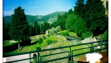 E c’è ancora chi può sostenere che la troppa cultura del mondo del vino allontanerebbe le persone? Stanotte a Fiesole le centinaia di persone che a flusso continuo hanno riempito...