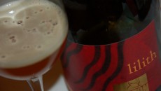 Classica rossa premiata di Bruton ha come sempre un duplice carattere con una dolcezza struggente al naso fatta di fragola, lampone e spezie dolci mentre in bocca il luppolo cascare...