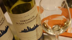 Fresca e limonosa ma soprattutto ricca di fiori bianchi tra il tiglio e la robinia. Bocca composta rinfrescante e appena addolcita da un 5% di chardonnay provvidenziale in un’annata non...