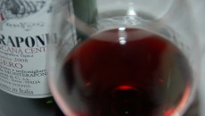 Iugero Monteraponi Merlot IGT Colli Toscana Centrale 2008 Esemplare per dimostrare che dire “chianteggiare” di un Merlot non è una follia, didattico per capire quanto un terreno possa marcare un vitigno spesso anche troppo protagonista. Siamo a Monteraponi,...