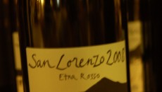 San Lorenzo Etna Rosso Girolamo Russo 2008 (video) Storia esemplare e fusione di cultura, tradizione e sfide alla natura e soprattutto all’uomo. Nelle parole di Emiliano Falsini, la storia di Giuseppe Russo e il vigneto del padre, il...