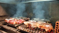 Bistecca e Champagne: si può fare? Ecco il responso… La risposta, da libro di testo sommelier, sarebbe ovviamente no…troppa la succulenza della carne perchè la sola componente alcolica (peraltro sempre bassa) dello Champagne possa asciugarla in mancanza di tannino...