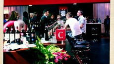 Una specie di talk show con Giovanni Busi, presidente del Consorzio Chianti, che intervista i produttori presenti a Vinitaly sul nome Chianti e che cosa rappresenta oggi nei consumatori di...