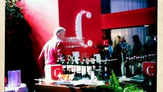 Giovanni Busi chiede per primo ai soci di ciò che la parola “Chianti” dovrebbe rappresentare e lo fa con una serie di interviste e un nuovo stand a Verona con...