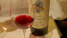 Il Chiuso 2010 Castello di Ama Toscana IGT Sangiovese e Pinot Nero, un vino giovane e sbarazzino, facile da bere ma sorprendentemente complesso da intrigare e non poco. Colore classico trasparente e note ben ripartite tra i due...