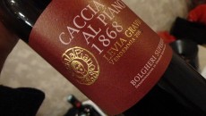 Una prova di forza e di concentrazioni che lascia quasi senza fiato tanta è l’intesità di frutto e spezia che emerge dal bicchiere. Grande fragola in confettura, ribes rosso, eucalipto...