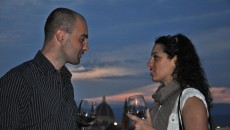 Il profumo del vino da sopra Firenze | La serata a Villa la Vedetta magica galleggiando sulla Cupola del Brunelleschi Tantissime persone, oltre ogni record di affluenza, per God Save The Wine ieri sera su una delle terrazze più belle del mondo ovvero quella di Villa la Vedetta e il...