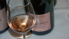 Champagne La “D” Rosè Veuve Devaux Esemplare rosè di classe con 50% pinot nero, 50% chardonnay di cui Il 12% del pinot nero è vinificato in rosso. Colore rosa Renoir, naso soave e squillante d’arancio e...