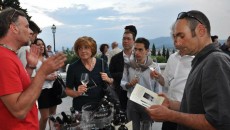 Eccoci alla seconda parte del nostro minicorso video sulla degustazione del vino, leggero delicato e non impegnativo e soprattutto realizzato in mezzo a voi mentre eravate fissi con i nasi...