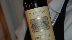 Tenuta di Nozzole Pareto 2004 IGT Toscana Folonari Un campione di razza che nasce sul modello bordolese del vino da lungo invecchiamento. Frutta rossa e nera quasi parossistica di una intensità incredibile con tanto apporto di legno a...