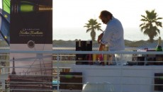 Non siamo tipi da lasciarsi sfuggire nè la possibilità di verificare se è vero che lo Champagne è davvero la bevuta ideale al mare al tramondo nè il fatto di...
