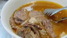 Torna il Gran Bollito Piemontese da Burde, venerdì 18 Gennaio con Ar.Pe.Pe il grande Nebbiolo di Valtellina Come ogni anno, torna l’atteso grande carrello di 14 pezzi nella sua interezza, stavolta con tutto il fascino dei vini della Valtellina di Sassella con Isabella Pellizzi Perego da noi...