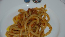 Cavolo nero, fagioli, salsiccia di cinta senese…insomma tutto quanto ci può capitare di trovare in dispensa in questi mesi di fine inverno in Toscana. Ecco quindi una ricetta per gustarli...