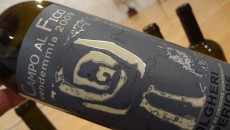 I Luoghi Campo al Fico 2009 Bolgheri Doc Superiore Una perla rara per carattere e originalità nel panorama bolgherese, forse un inizio di terroirizzazione dello stile imperante nella DOC… o forse solo una provHa colore scarno ed essenziale, macerazione...