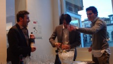Vino Libero a Firenze, la filosofia di Oscar Farinetti per il Rinascimento (anche) del vino italiano Serata paradigmatica e illuminante ieri sera allo spettacolare Golden View di Firenze per capire cosa significhi Vino Libero (libero da solfiti, da concimi chimici e da lieviti selezionati) e soprattutto...