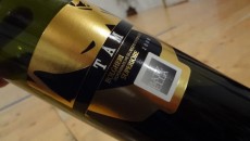 Batzella Tam Bolgheri Doc Superiore 2009 Un emblematico figlio di Bolgheri con una grand esuberanza di frutta di bosco, soprattutto mora e mirtillo ma anche una generosa dose di speziatura e tostature di caffè e cacao.