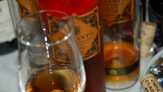Vin Santo Occhio di Pernice Melini 1996 Una grande sorpresa per una tipologia ormai in disuso. Un colore ambrato stupendo fa da preludio ad un naso di miele di castagno, caramello, rhum caraibico, dattero e albicocca candita...
